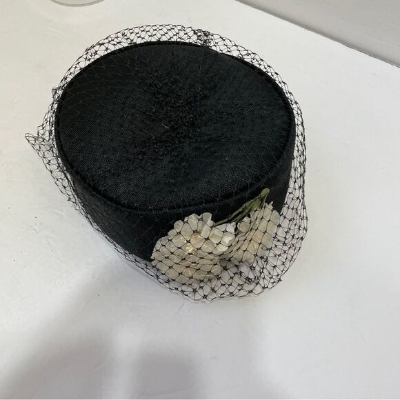 VINTAGE 1950-60s BLACK PILLBOX HAT WITH VEIL AND FLOWERS - Picture 4 of 8